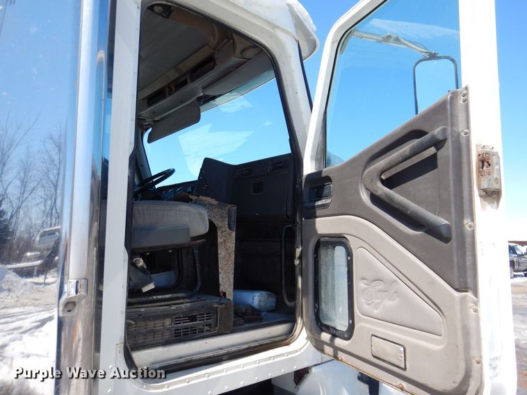 image for item IO9467 2001 International 9400i  truck cab and chassis