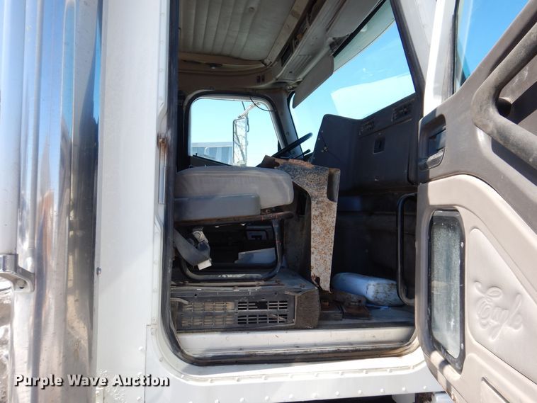 image for item IO9467 2001 International 9400i  truck cab and chassis
