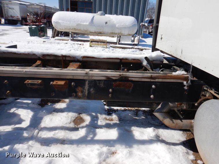 image for item IO9467 2001 International 9400i  truck cab and chassis