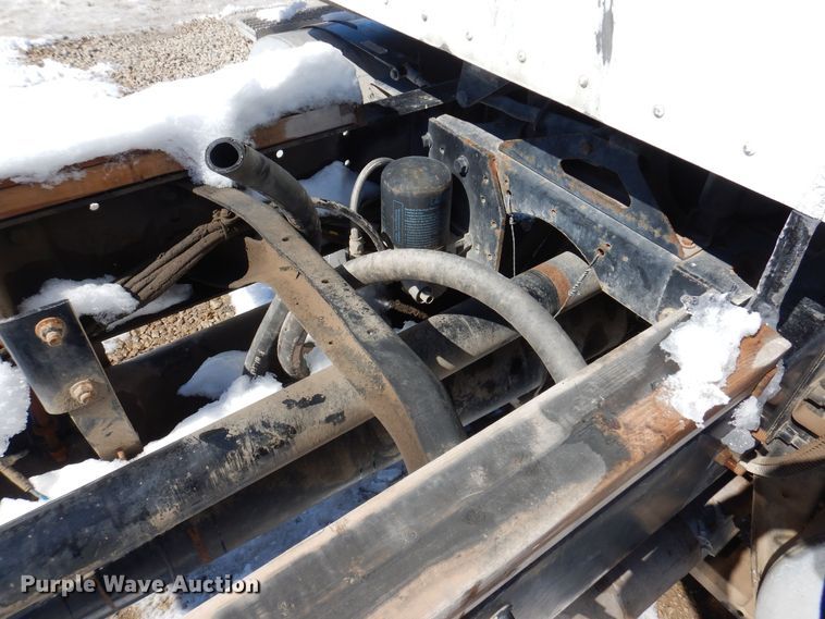 image for item IO9467 2001 International 9400i  truck cab and chassis