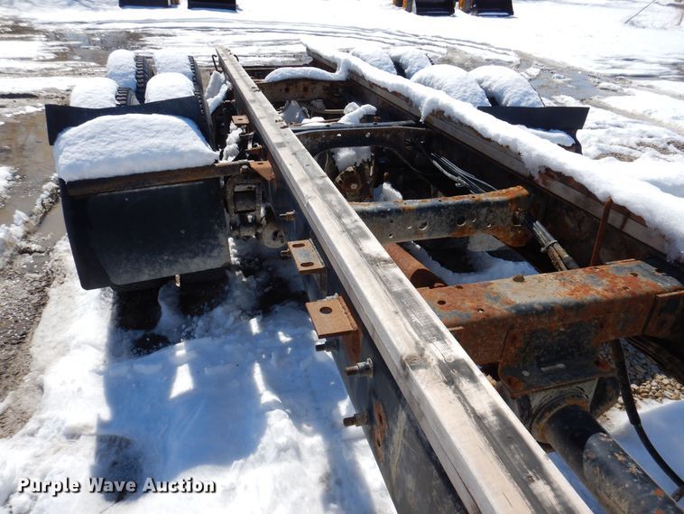 image for item IO9467 2001 International 9400i  truck cab and chassis