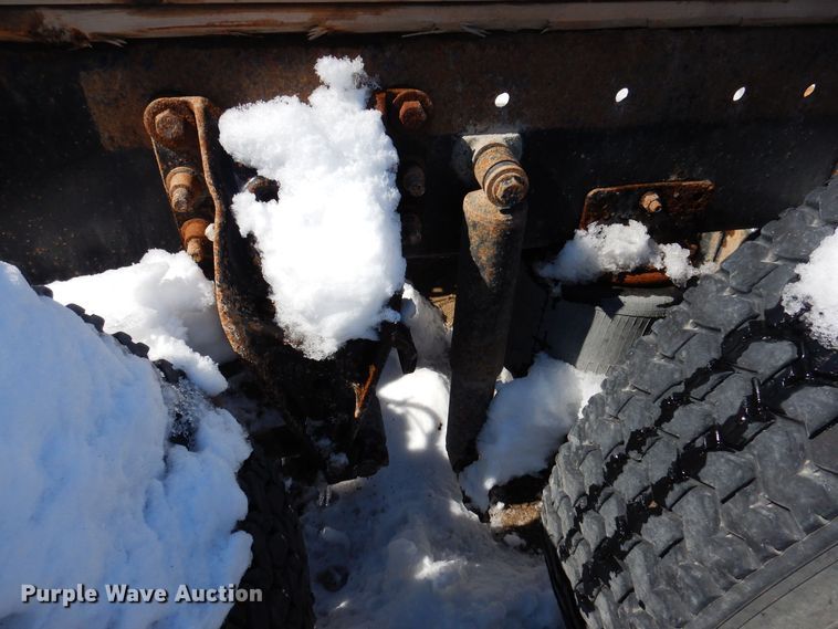 image for item IO9467 2001 International 9400i  truck cab and chassis