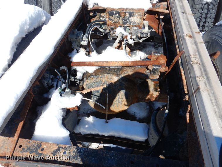 image for item IO9467 2001 International 9400i  truck cab and chassis