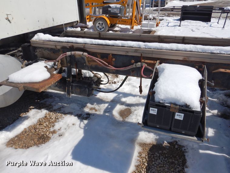 image for item IO9467 2001 International 9400i  truck cab and chassis