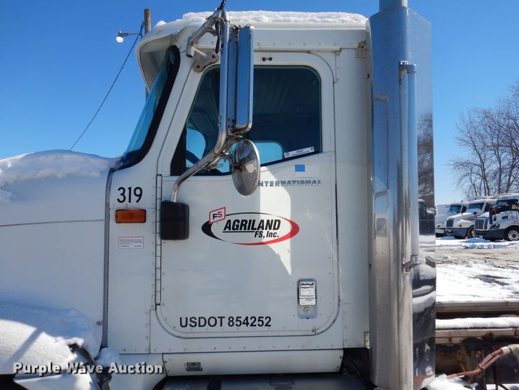 image for item IO9467 2001 International 9400i  truck cab and chassis