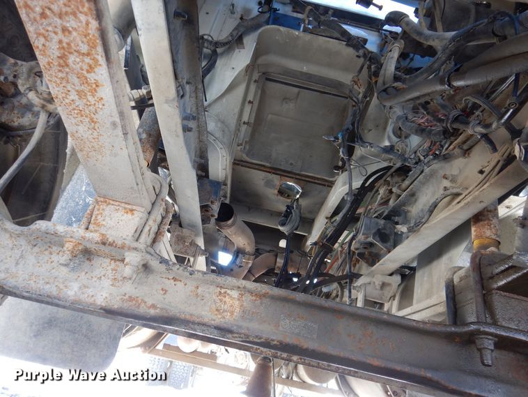 image for item IO9467 2001 International 9400i  truck cab and chassis