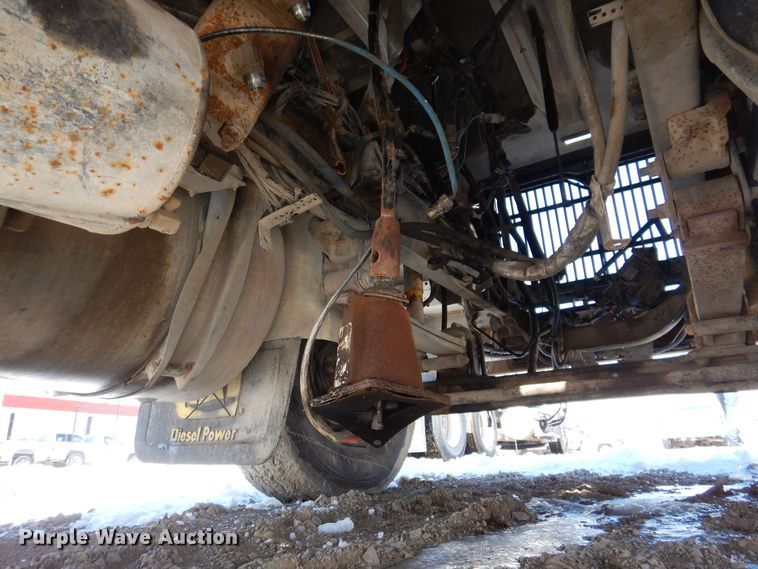 image for item IO9467 2001 International 9400i  truck cab and chassis