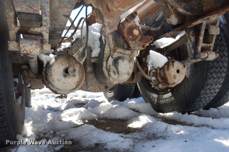 image for item IO9467 2001 International 9400i  truck cab and chassis