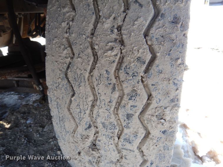 image for item IO9467 2001 International 9400i  truck cab and chassis