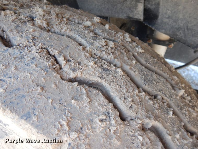 image for item IO9467 2001 International 9400i  truck cab and chassis