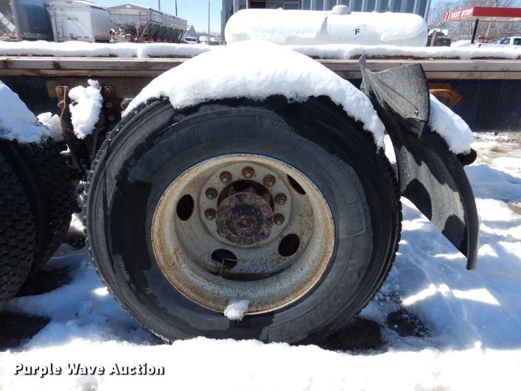 image for item IO9467 2001 International 9400i  truck cab and chassis