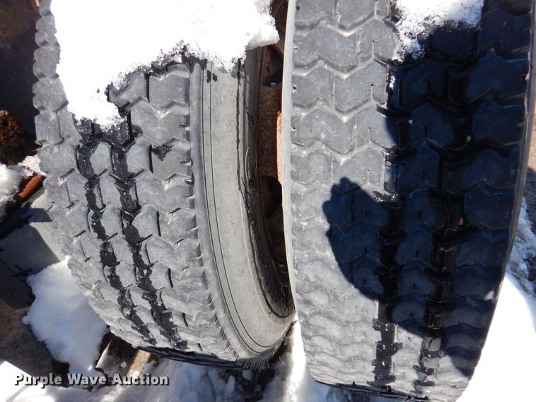 image for item IO9467 2001 International 9400i  truck cab and chassis