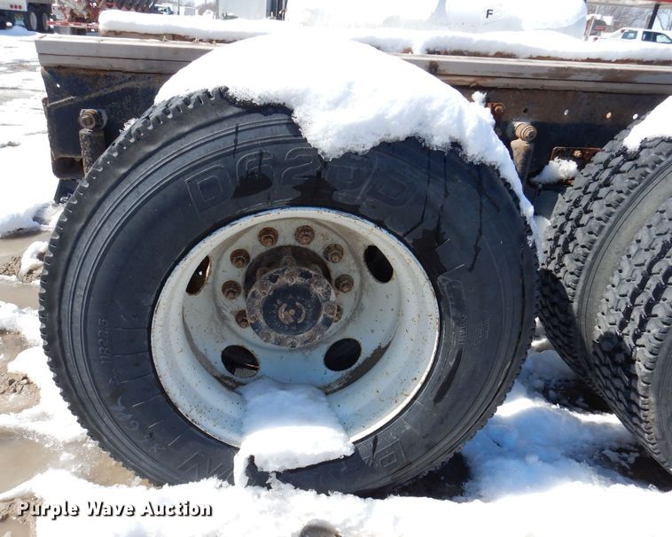 image for item IO9467 2001 International 9400i  truck cab and chassis