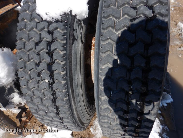 image for item IO9467 2001 International 9400i  truck cab and chassis