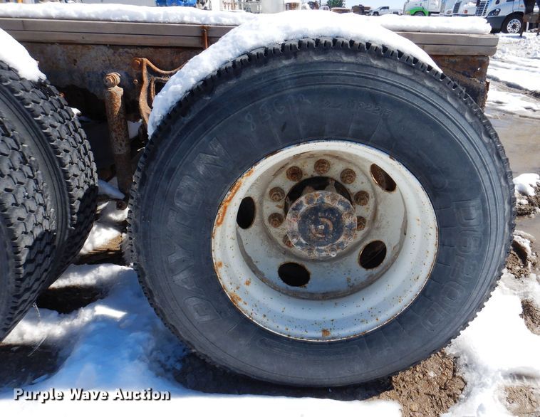 image for item IO9467 2001 International 9400i  truck cab and chassis