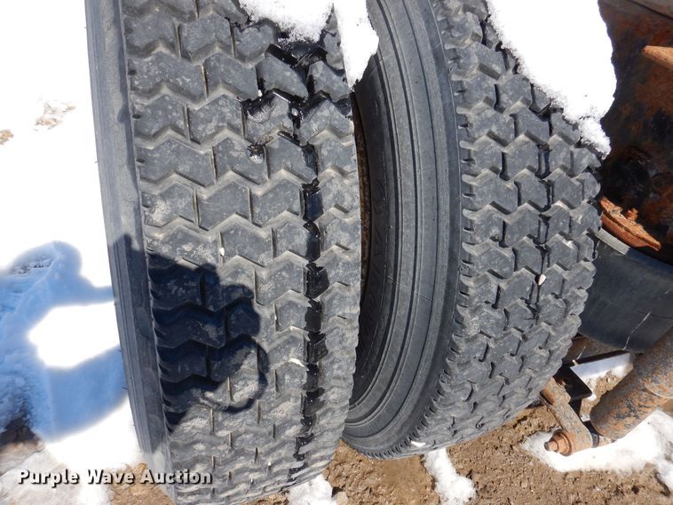 image for item IO9467 2001 International 9400i  truck cab and chassis