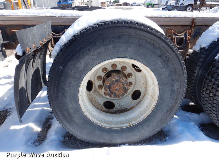 image for item IO9467 2001 International 9400i  truck cab and chassis