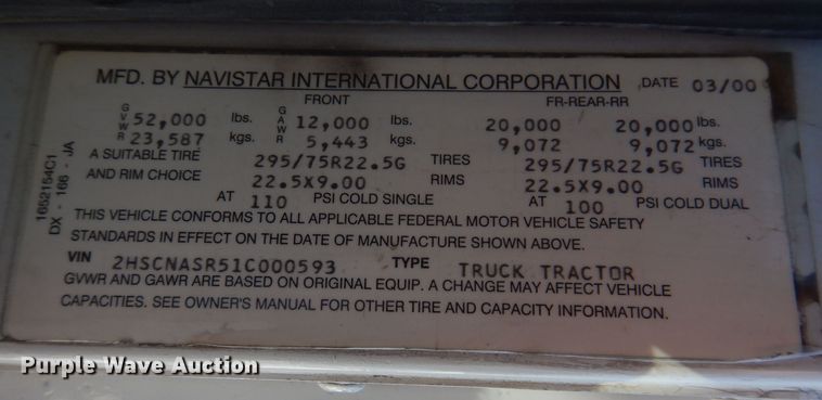 image for item IO9467 2001 International 9400i  truck cab and chassis