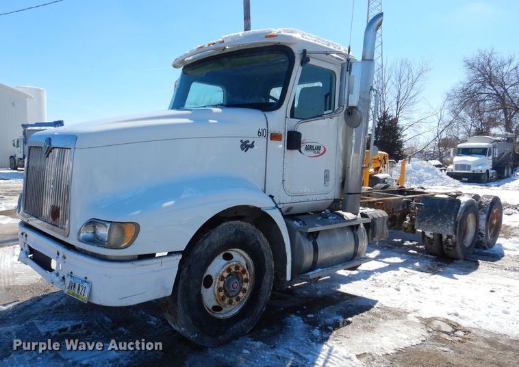 image for item IO9468 2001 International 9400i  truck cab and chassis