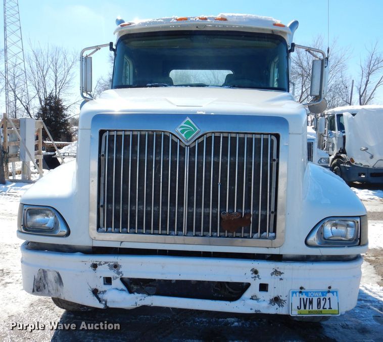 image for item IO9468 2001 International 9400i  truck cab and chassis