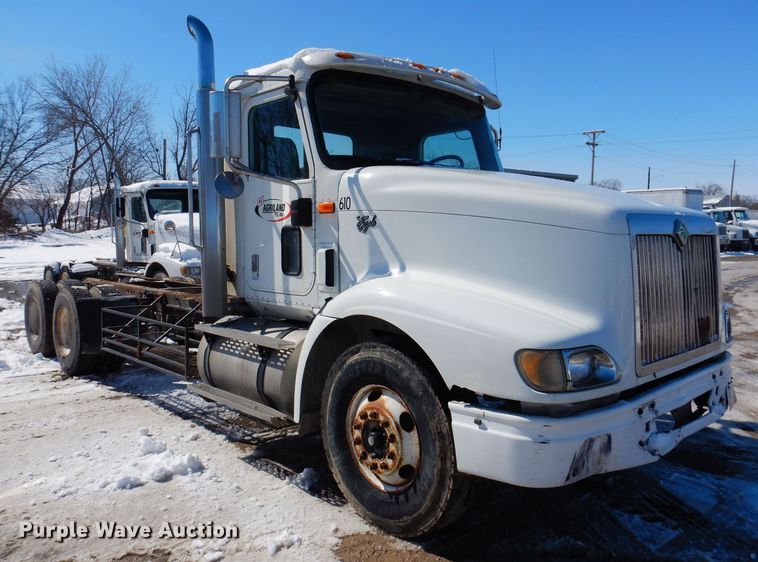 image for item IO9468 2001 International 9400i  truck cab and chassis