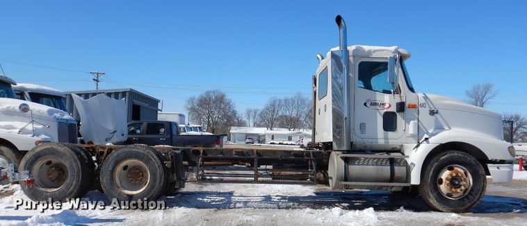 image for item IO9468 2001 International 9400i  truck cab and chassis