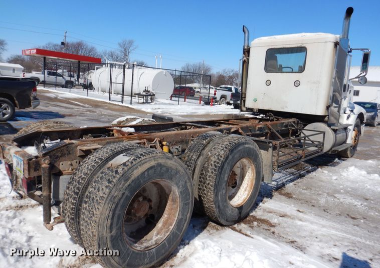 image for item IO9468 2001 International 9400i  truck cab and chassis