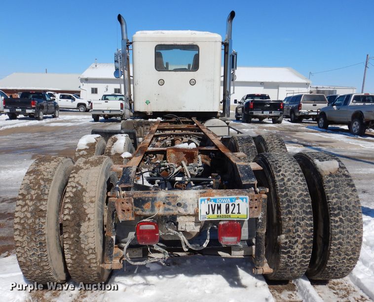 image for item IO9468 2001 International 9400i  truck cab and chassis