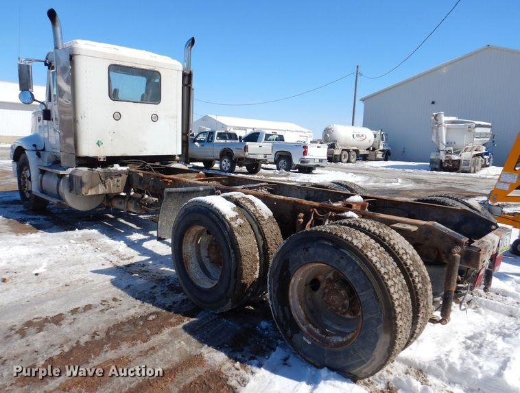 image for item IO9468 2001 International 9400i  truck cab and chassis