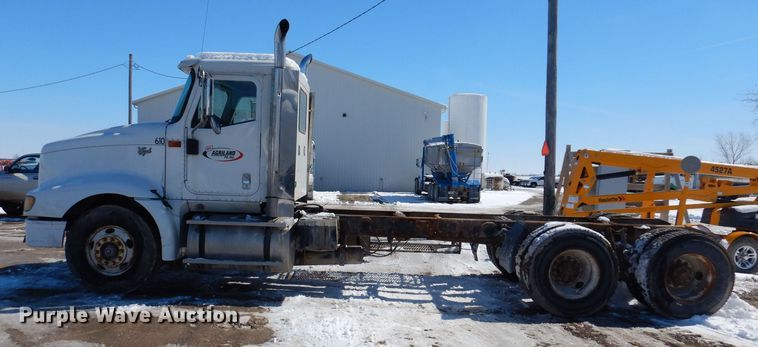 image for item IO9468 2001 International 9400i  truck cab and chassis