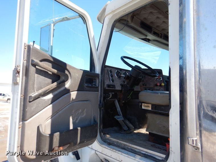 image for item IO9468 2001 International 9400i  truck cab and chassis