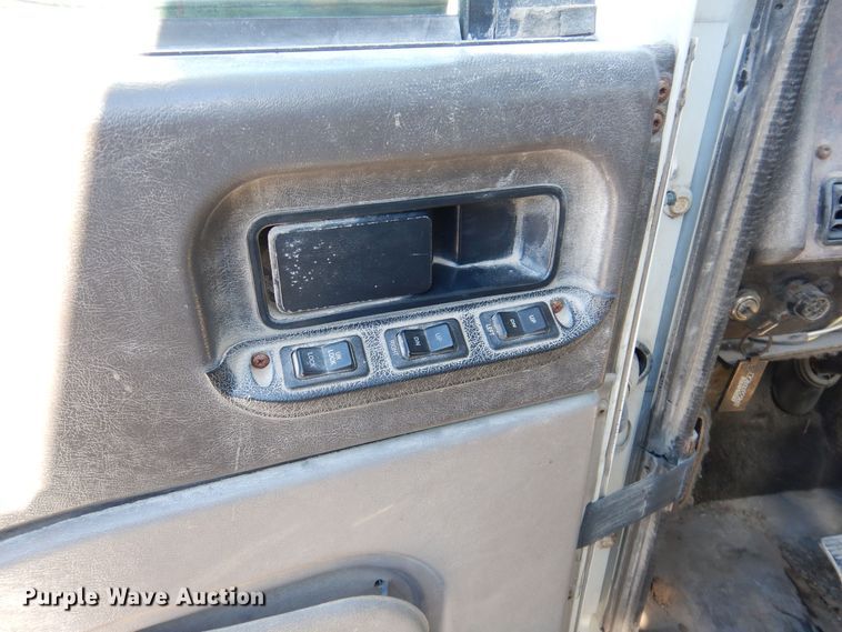 image for item IO9468 2001 International 9400i  truck cab and chassis