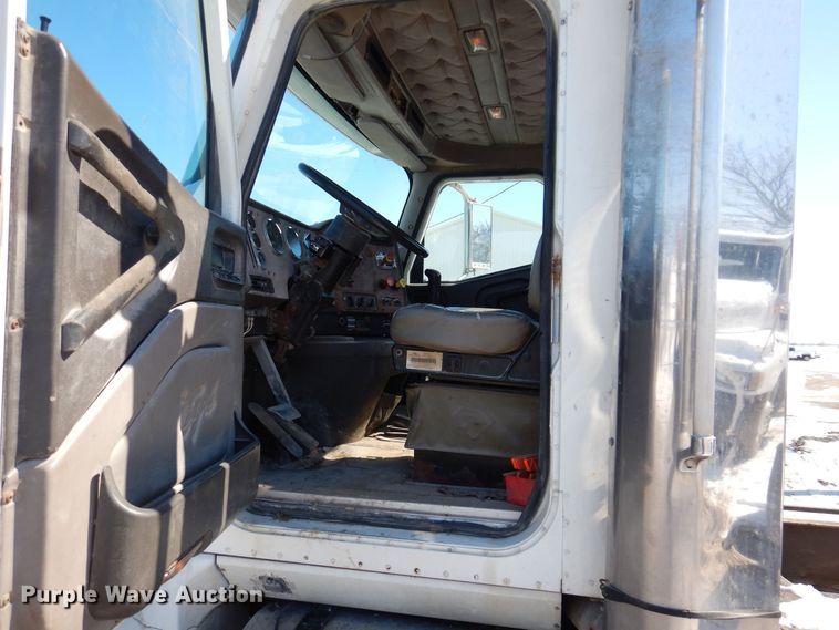 image for item IO9468 2001 International 9400i  truck cab and chassis