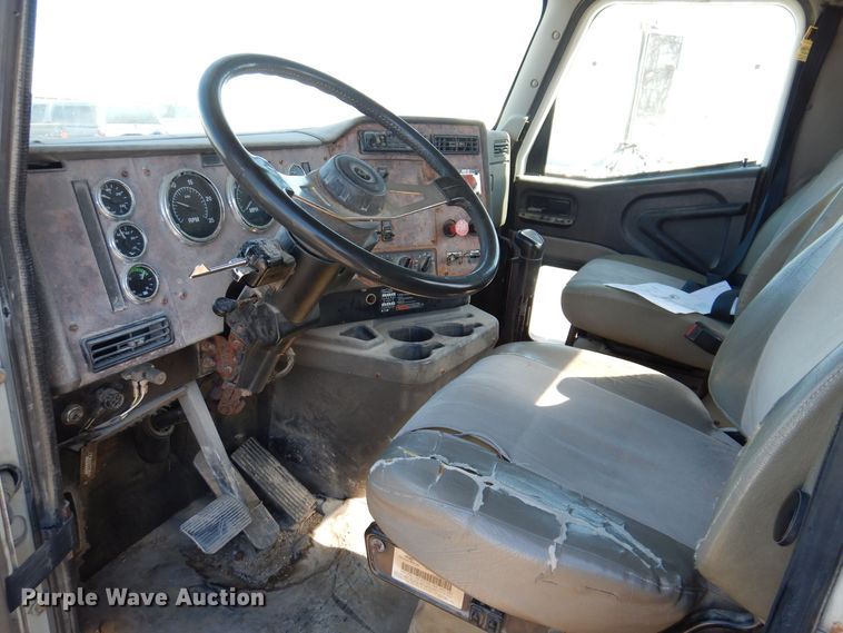 image for item IO9468 2001 International 9400i  truck cab and chassis