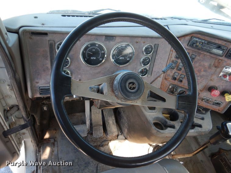 image for item IO9468 2001 International 9400i  truck cab and chassis