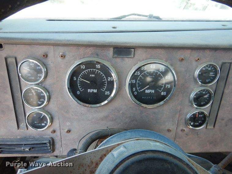 image for item IO9468 2001 International 9400i  truck cab and chassis