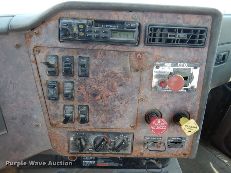 image for item IO9468 2001 International 9400i  truck cab and chassis