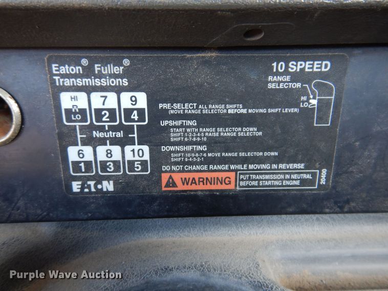 image for item IO9468 2001 International 9400i  truck cab and chassis