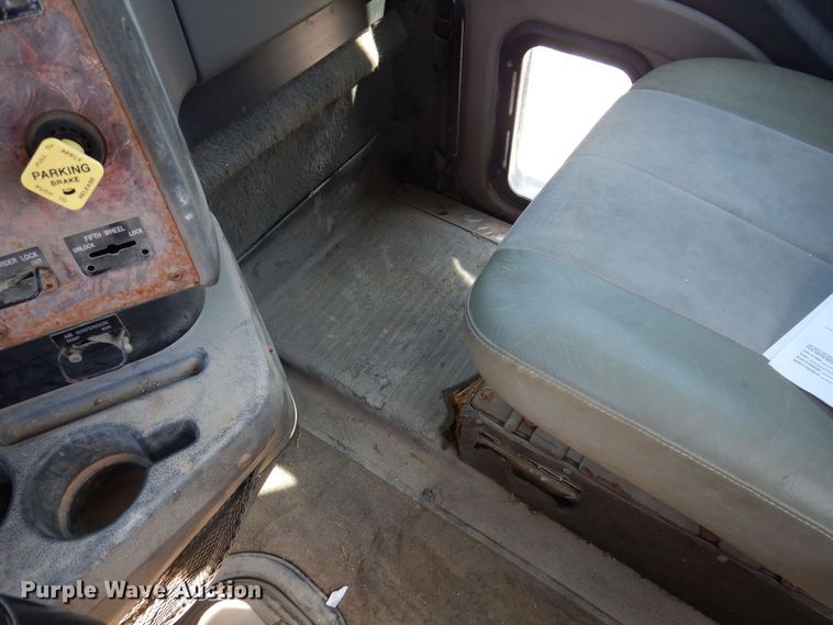 image for item IO9468 2001 International 9400i  truck cab and chassis