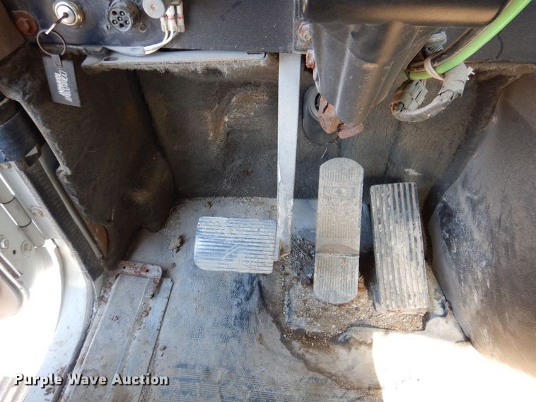 image for item IO9468 2001 International 9400i  truck cab and chassis