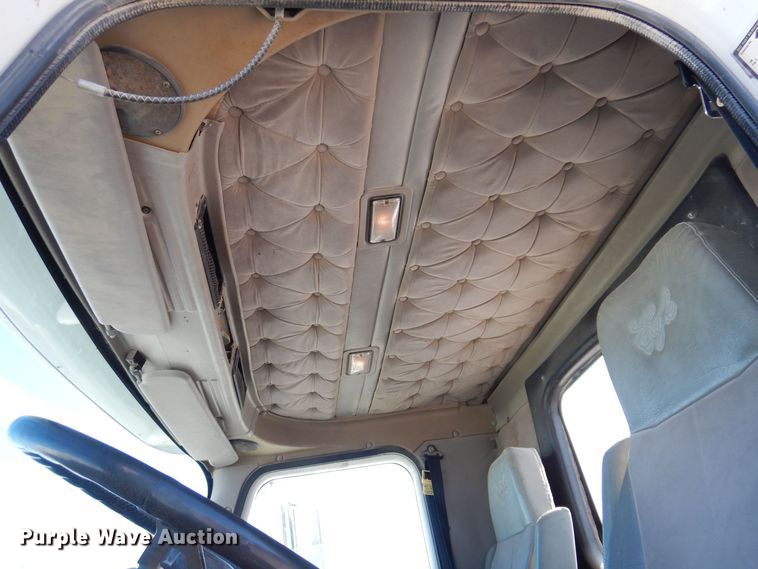 image for item IO9468 2001 International 9400i  truck cab and chassis