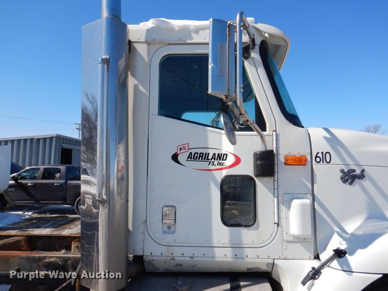 image for item IO9468 2001 International 9400i  truck cab and chassis