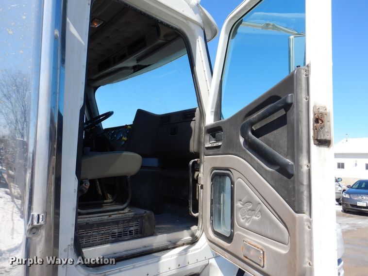 image for item IO9468 2001 International 9400i  truck cab and chassis