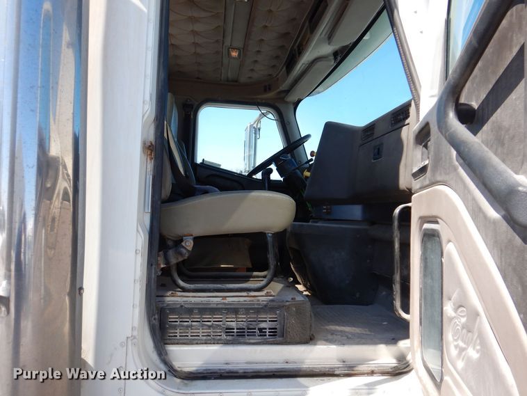 image for item IO9468 2001 International 9400i  truck cab and chassis