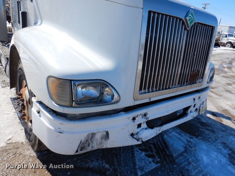 image for item IO9468 2001 International 9400i  truck cab and chassis