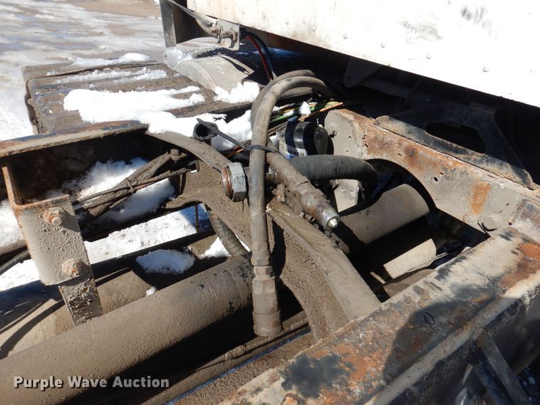 image for item IO9468 2001 International 9400i  truck cab and chassis