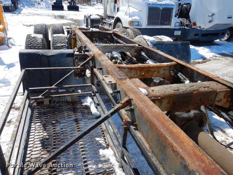 image for item IO9468 2001 International 9400i  truck cab and chassis