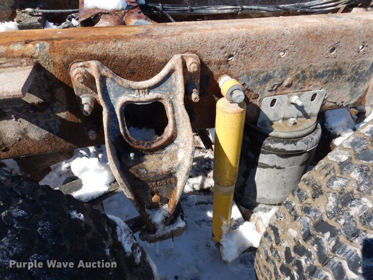 image for item IO9468 2001 International 9400i  truck cab and chassis