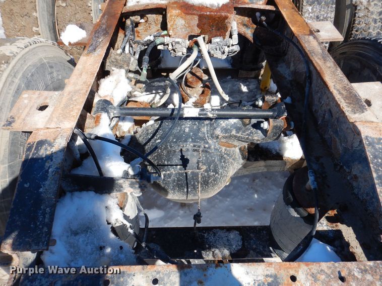 image for item IO9468 2001 International 9400i  truck cab and chassis