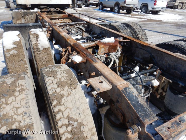 image for item IO9468 2001 International 9400i  truck cab and chassis